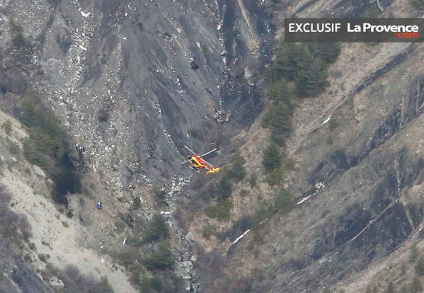 Снимки обломков упавшего лайнера Germanwings появились в Сети