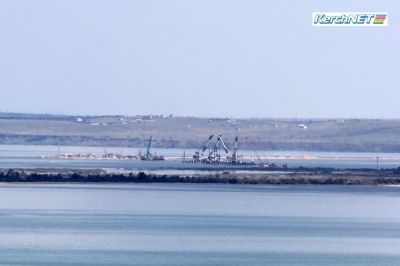 В Керченском проливе полным ходом идет строительство моста в Крым. Фоторепортаж