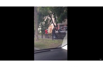 Парни на внедорожнике разобрались с велосипедистом на тротуаре (фото) (видео)