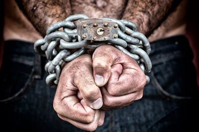 Сибирячка заковала мужа в цепь, мужчина погиб