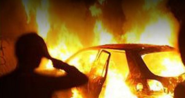 Люди сожгли автомобиль перед ГИБДД для ухода от наказания