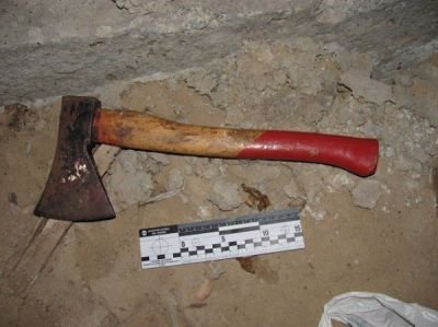 Бабушка пыталась зарубить топором 6-летнего внука