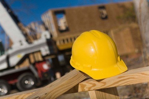 Рабочего насмерть придавило сорвавшейся с крана металлической болванкой