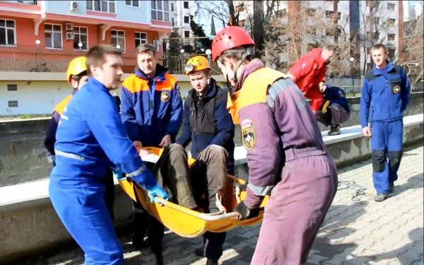 В Сочи спасатели вытащили из реки пьяного мужчину (фото+видео)