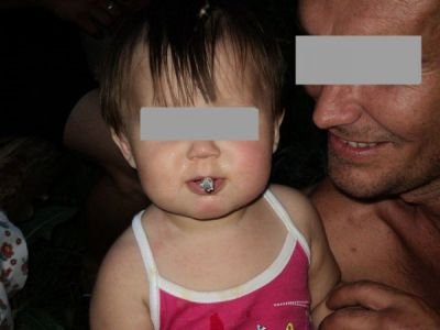 Родители учат курить 2-х летнюю дочь. Фото