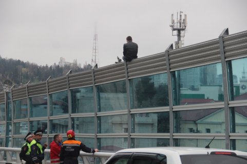 В Сочи мужчина пытался покончить с собой, спрыгнув с моста