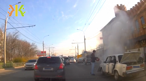 В Краснодаре на ходу загорелась легковая машина