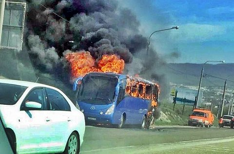В Новороссийске загорелся пассажирский автобус