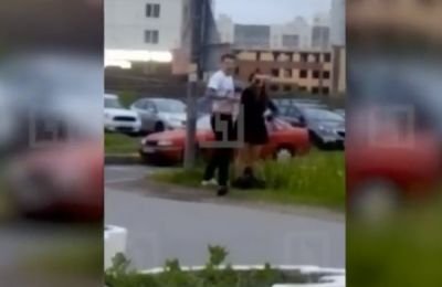 Парочка занялась сексом на улице у всех на глазах. Видео (18+)