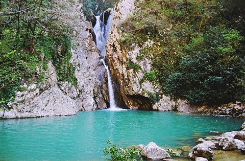 На Кубани пострадала туристка, упавшая возле водопада