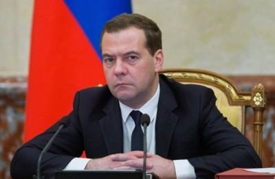 Медведев: Высокие пенсии и зарплаты разорят страну