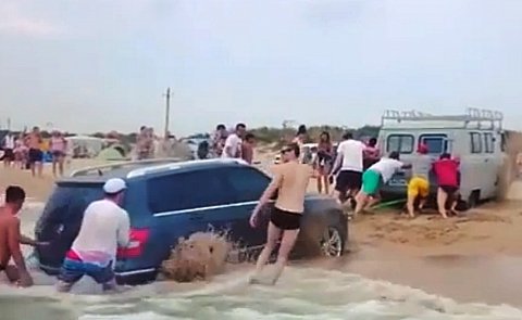 ВИДЕО: На кубанском пляже «Мерседес» укатился в море