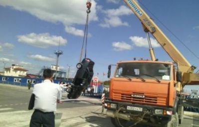 В Крыму «Лада Приора» улетела в море прямо с парома