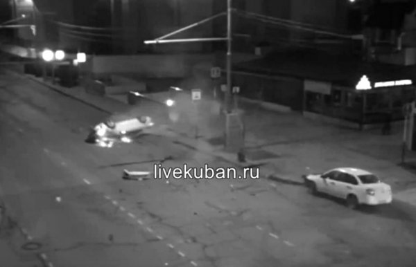 ВИДЕО: Водитель иномарки устроил жесткое ДТП в центре Краснодара