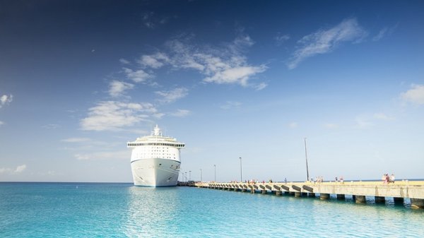 В мае между Сочи и Крымом начнет курсировать круизный лайнер