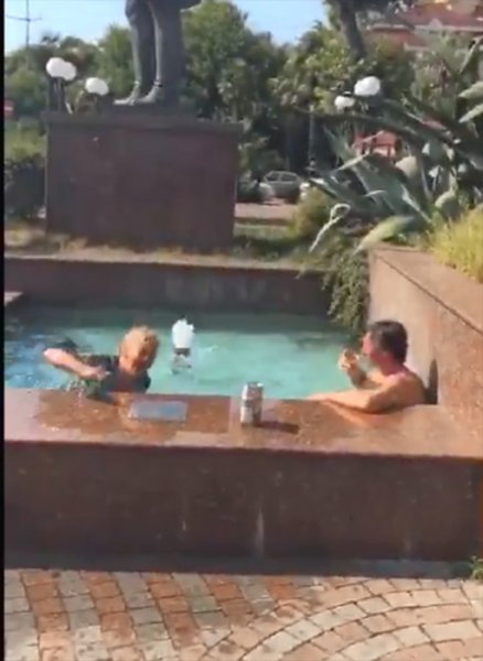 ВИДЕО: бомжи устроили джакузи в фонтане рядом с отделением полиции в Сочи