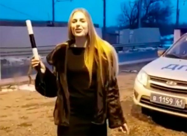 Россиянка проглотила жезл инспектора ГИБДД ради победы в конкурсе